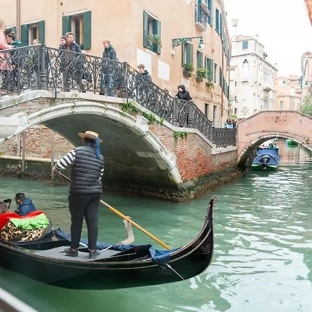 Casa Manina Sul Ponte - Your Private Canal View דירה ונציה