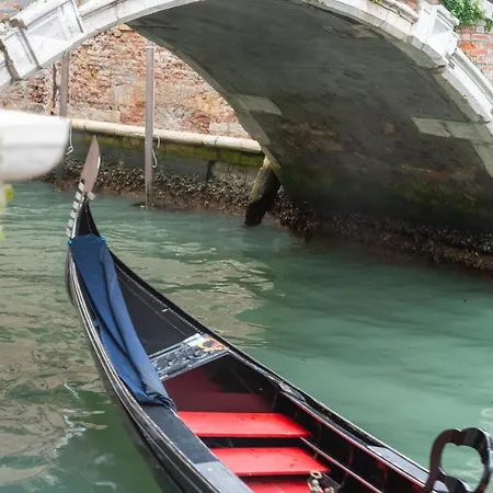 Casa Manina Sul Ponte - Your Private Canal View דירה *